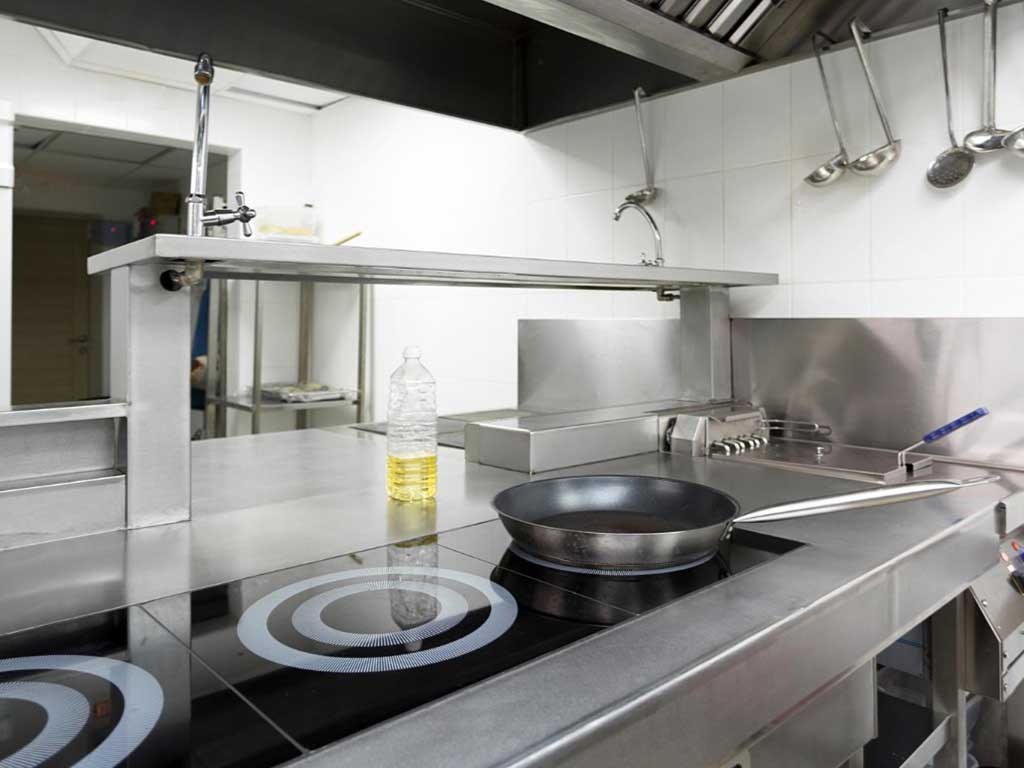 Elektroherd in einer Gastronomie-Großküche