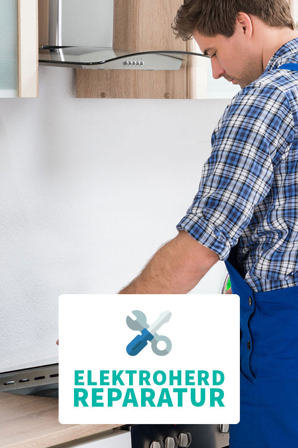 Ein vertikaler Bildausschnitt zeigt das Profil eines Handwerkers im blau-weiß karierten Hemd und blauer Arbeitslatzhose bei Reparaturarbeiten in einer Küche. Im unteren Drittel überlagert eine quadratische weiße Grafik das Bild, die ein blau-graues Werkzeug-Icon und den zentrierten, zweizeiligen Schriftzug 'ELEKTROHERD REPARATUR' in grünlichen Großbuchstaben zeigt.